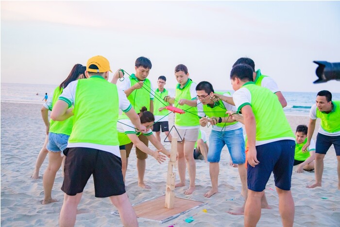 Chơi teambuilding cực vui tại bãi biển ở Cô Tô